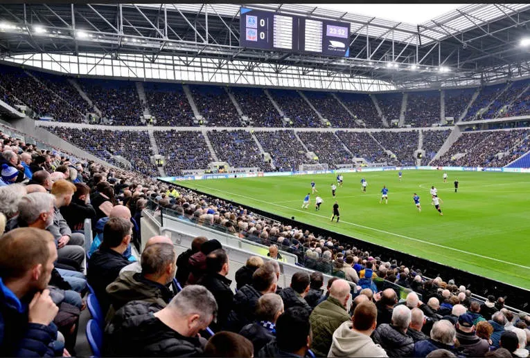 Khoảnh khắc trận đấu thử nghiệm đầu tiên tại sân vận động Bramley-Moore Dock của Everton, mở ra kỷ nguyên mới.