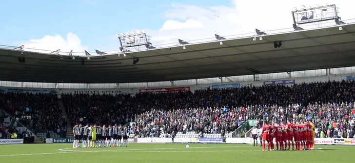Khoảnh khắc tri ân trước trận đấu tại Home Park, sân nhà của Plymouth Argyle.