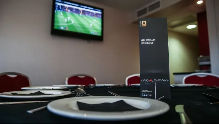 Không gian dịch vụ khách sạn sang trọng tại Stadium MK, nơi trải nghiệm bóng đá đẳng cấp