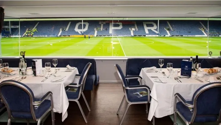 Không gian khu vực tiếp khách VIP tại sân Loftus Road, nơi mang lại trải nghiệm xem bóng đá sang trọng