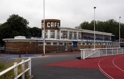 Khu khán đài chính Pavilion tại sân vận động Queen Elizabeth II, trụ sở của CLB Enfield Town FC