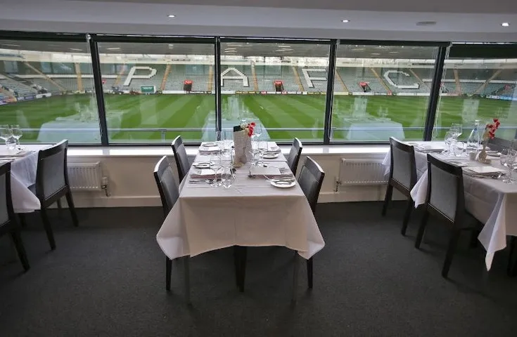Khu vực dịch vụ hiếu khách sang trọng tại sân Home Park của Plymouth Argyle.