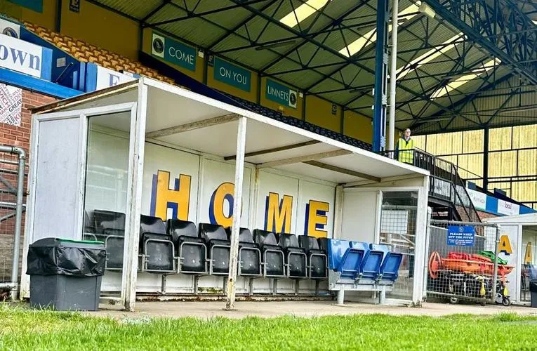 Khu vực dugout (khu kỹ thuật) sân The Walks với ghế dự bị và đường biên