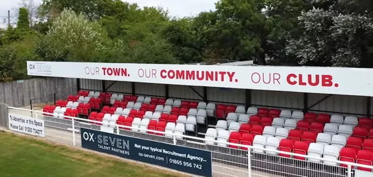 Khu vực khán đài có mái che tại sân St James Park Brackley