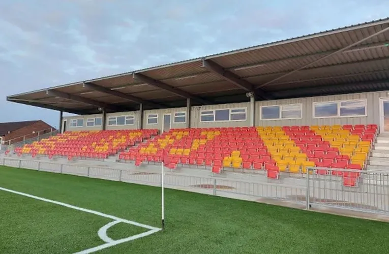 Khu vực khán đài có mái che và ghế ngồi tại sân Meadow Park, Gloucester.