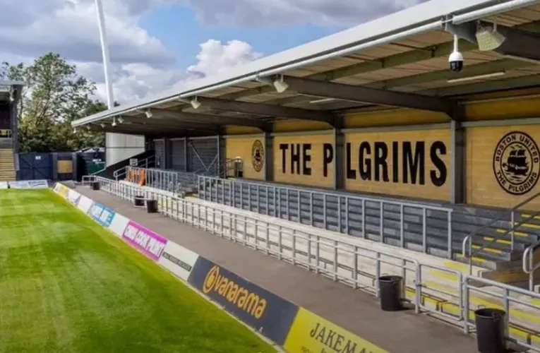 Khu vực khán đài đứng và Jakemans Stand tại Boston Community Stadium, nơi cổ động viên Boston United thể hiện đam mê