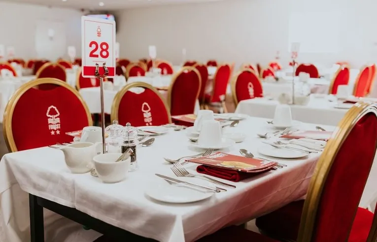 Khu vực phòng chờ và tiếp đón khách VIP tại sân vận động The City Ground của Nottingham Forest, thể hiện dịch vụ hiếu khách