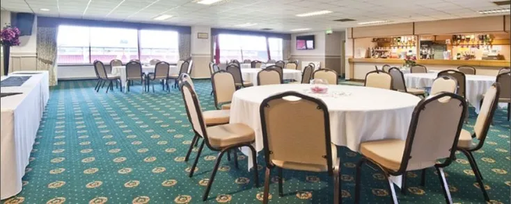 Khu vực sảnh khách sạn sang trọng tại sân Bescot, phục vụ các gói hospitality