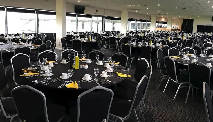 Khu vực tiếp đón khách VIP tại sân Pirelli Stadium, nơi mang đến trải nghiệm xem bóng đá cao cấp và các dịch vụ đặc biệt cho người hâm mộ Burton Albion
