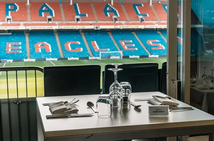 Khu vực tiếp đón VIP sang trọng tại Selhurst Park, cung cấp trải nghiệm đẳng cấp cho người hâm mộ