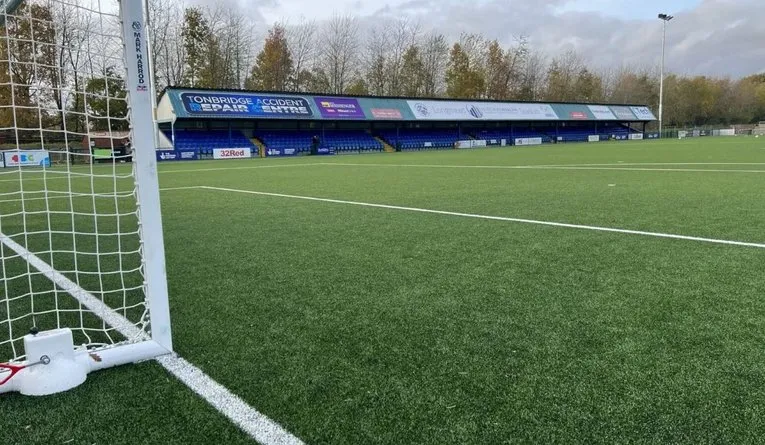 Khung cảnh khán đài sân Longmead, nơi cổ động viên Tonbridge Angels thắp lửa đam mê.