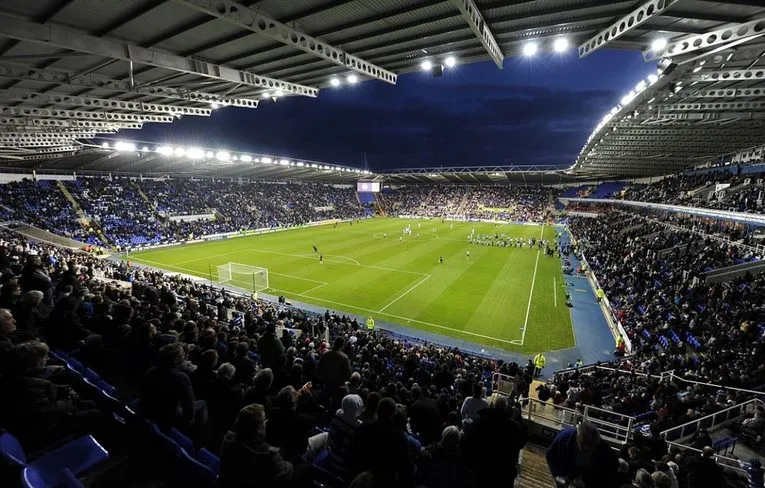 Khung cảnh nhìn từ khán đài bên trong sân Madejski Stadium của đội Reading, thể hiện tầm nhìn tuyệt đẹp