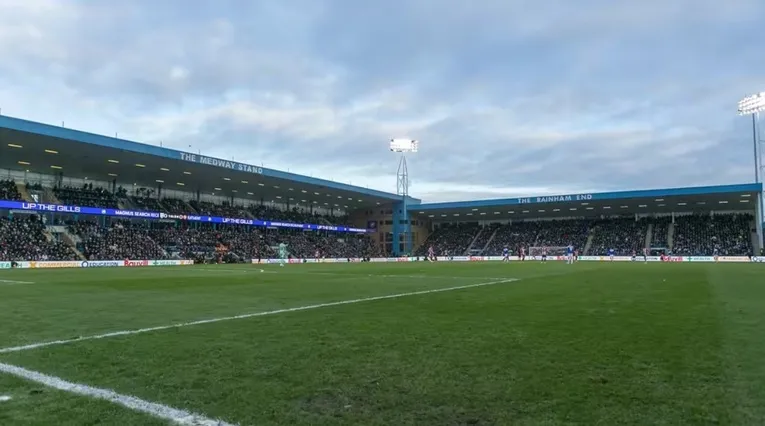 Khung cảnh Priestfield Stadium trong ngày thi đấu, khán giả cổ vũ cuồng nhiệt