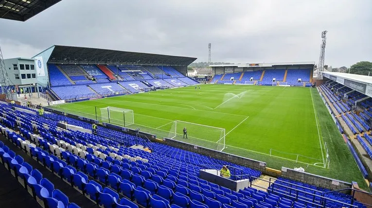 Khung cảnh sân cỏ Prenton Park từ khán đài chính - nơi diễn ra các trận đấu của Tranmere Rovers
