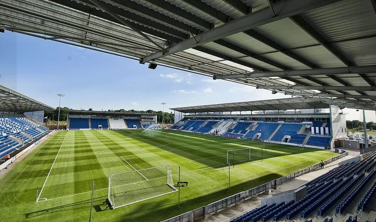 Khung cảnh sân JobServe Community Stadium nhìn từ khán đài