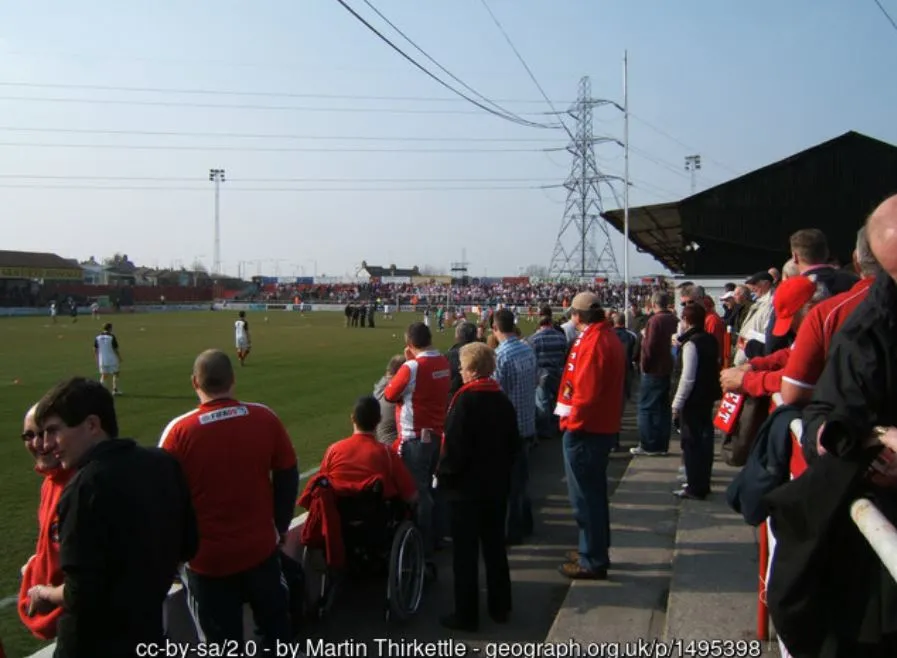 Khung cảnh sân Stonebridge Road nhộn nhịp trong ngày thi đấu của Ebbsfleet United