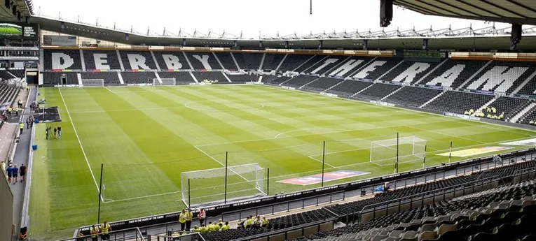 Khung cảnh sân vận động Pride Park nhìn từ khán đài