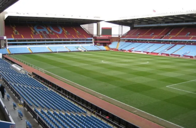 Khung cảnh tổng thể các khán đài tại Villa Park, sân nhà của Aston Villa