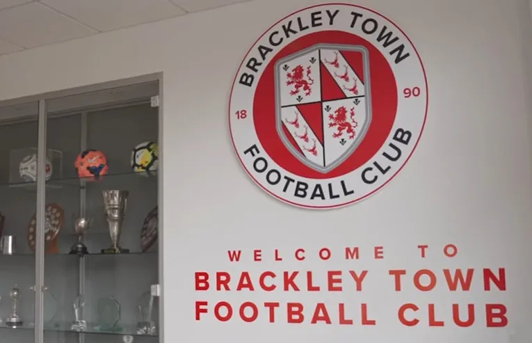 Logo Brackley Town FC – Biểu tượng của &quot;Những Thánh Nhân&quot;