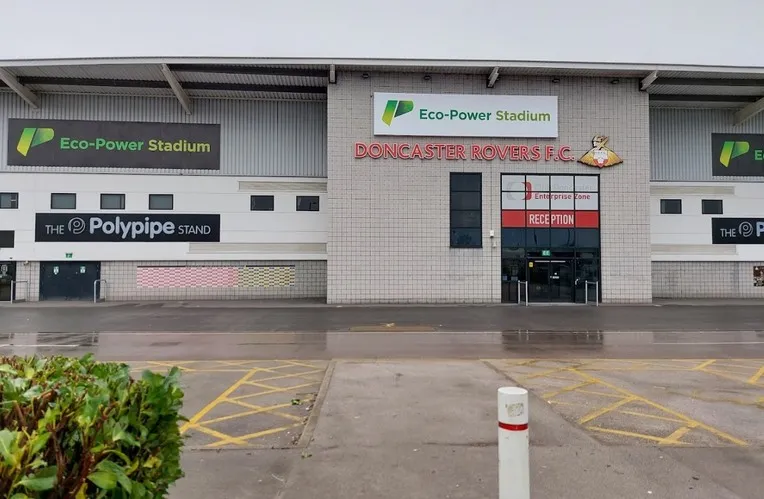 Lối vào chính của sân Eco-Power Stadium, chào đón người hâm mộ đến cổ vũ Doncaster Rovers