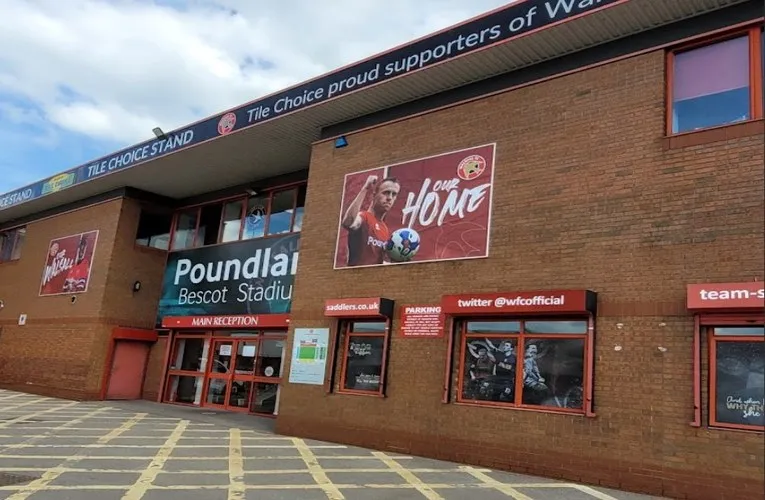 Lối vào chính của sân vận động Bescot, cổng chào đón người hâm mộ Walsall