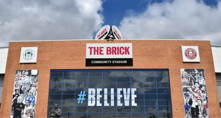 Lối vào chính hoành tráng của sân Brick Community Stadium