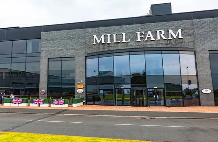 Lối vào chính hoành tráng của sân vận động Mill Farm, chào đón fan hâm mộ đến với CLB AFC Fylde