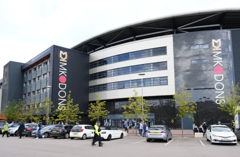 Lối vào chính hoành tráng của Stadium MK, cửa ngõ dẫn đến những trận đấu nảy lửa của bóng đá Anh