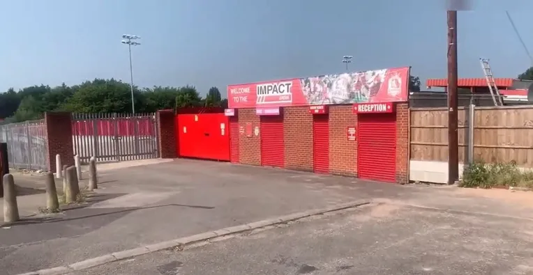Lối vào chính sân vận động Impact Arena, cửa ngõ dẫn đến những trận cầu 'đỉnh cao' hạng dưới