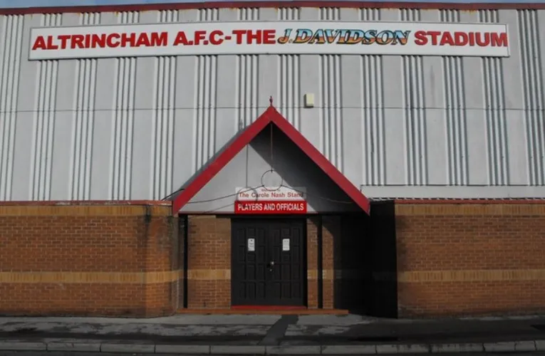 Lối vào dành cho cầu thủ tại sân J Davidson, nơi những &quot;Robins&quot; Altrincham bước ra sân thi đấu