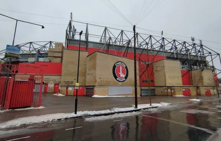 Lối vào sân vận động The Valley, nơi đón hàng ngàn CĐV Charlton Athletic mỗi trận đấu