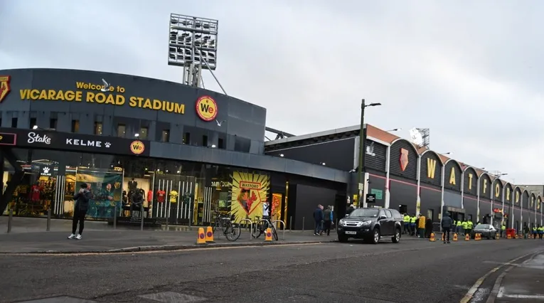 Lối vào và cửa hàng lưu niệm tại sân Vicarage Road