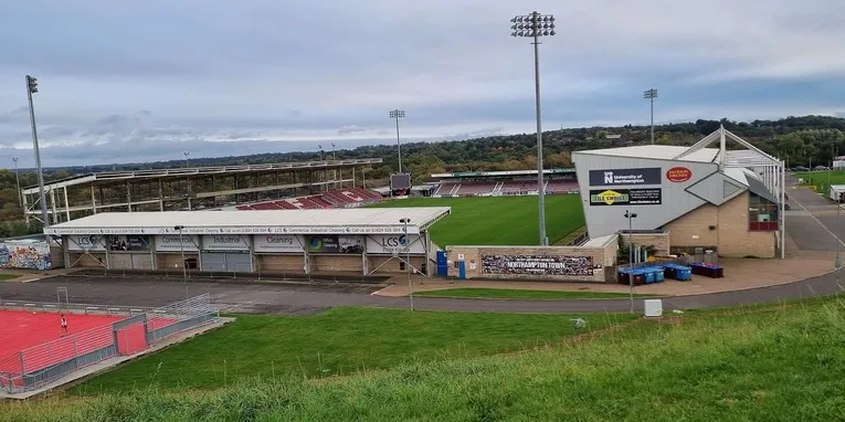Mặt ngoài sân vận động Sixfields với kiến trúc đặc trưng, &quot;bộ mặt&quot; của Northampton Town