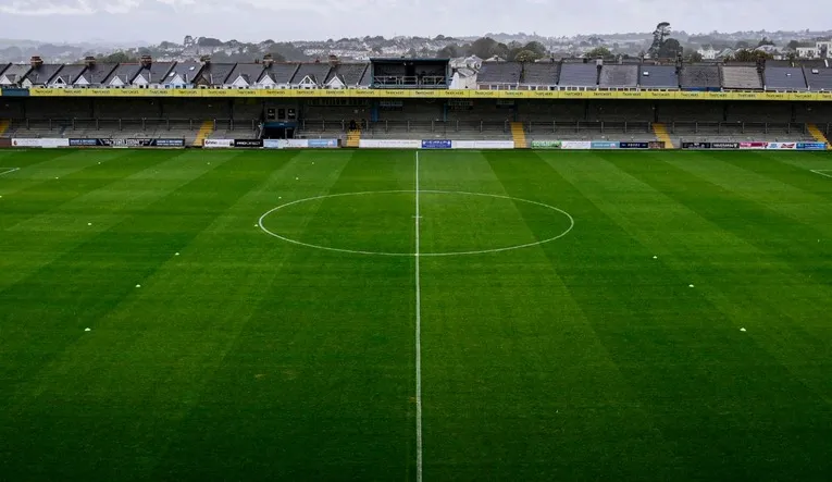 Mặt sân Plainmoor tại Torquay, nơi diễn ra những pha bóng 'kỳ diệu' và đôi khi là những cú sút 'lên trời'