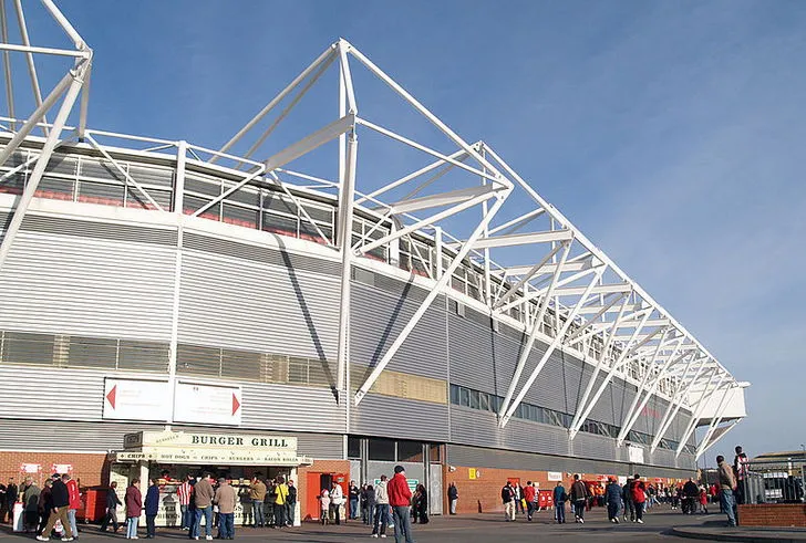 Mặt tiền hoành tráng bên ngoài sân vận động St. Mary's, biểu tượng của câu lạc bộ Southampton, với kiến trúc hiện đại
