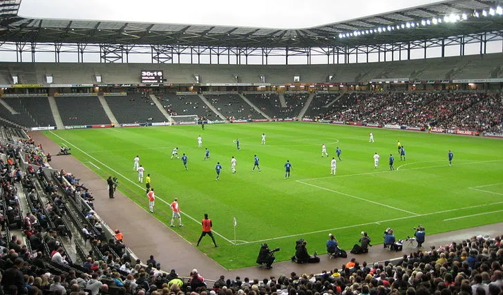 Một góc khán đài của Stadium MK trong trận đấu, nơi cổ động viên hòa mình vào không khí bóng đá