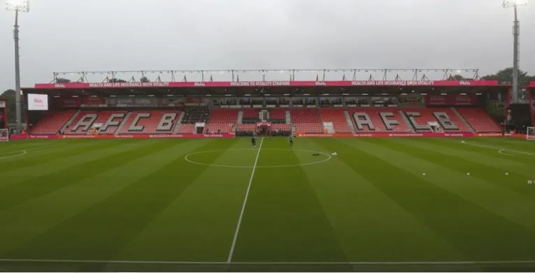 Một khán đài tại Vitality Stadium, nơi các CĐV Bournemouth cổ vũ cuồng nhiệt