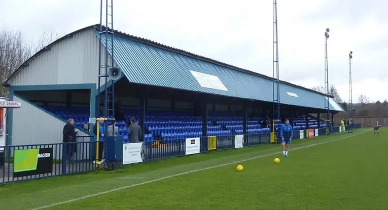 Những hàng ghế trống tại sân vận động Longmead, chờ đợi khán giả Tonbridge Angels lấp đầy.