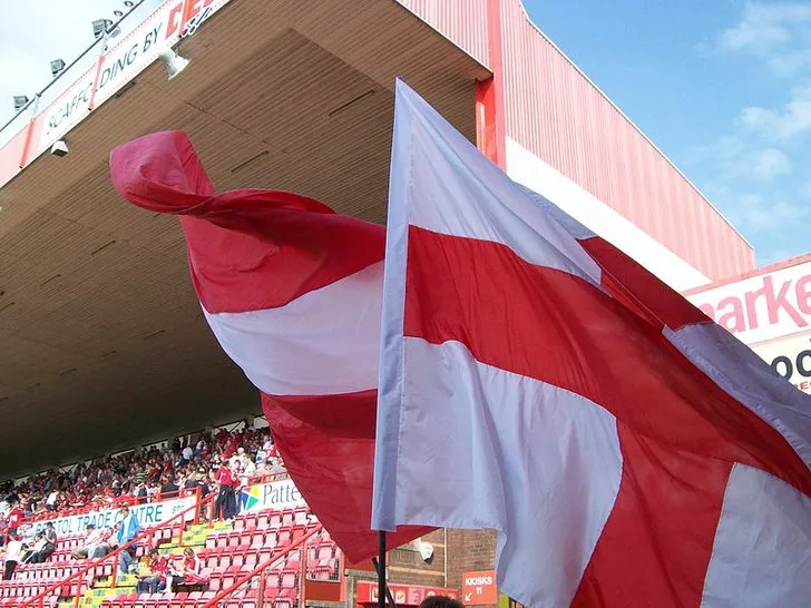 Những lá cờ CLB Bristol City bay phấp phới trên sân Ashton Gate, biểu tượng của niềm tự hào The Robins
