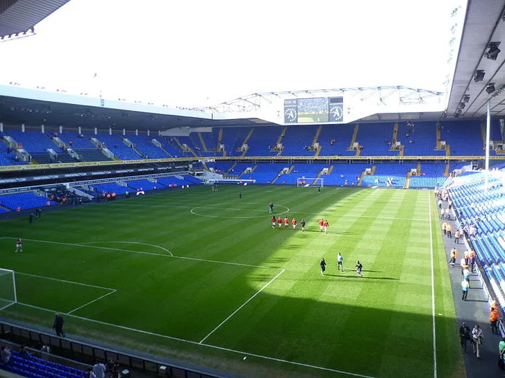 Nội thất bên trong White Hart Lane, cho thấy không gian và thiết kế của sân vận động huyền thoại.