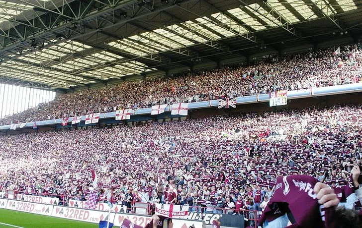 Nội thất khán đài Holte End cuồng nhiệt, trái tim của CĐV Aston Villa