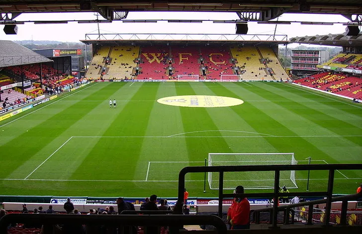 Nội thất sân Vicarage Road năm 2010 với ghế vàng đặc trưng
