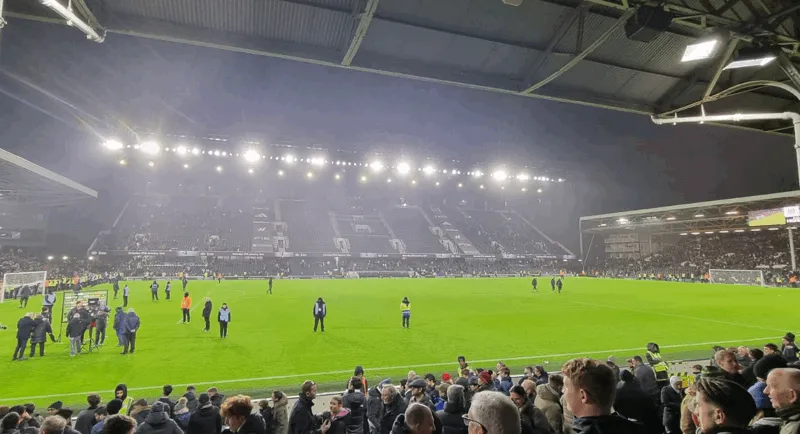 Phối cảnh khán đài Riverside Stand mới của Craven Cottage, công trình hiện đại dọc sông Thames