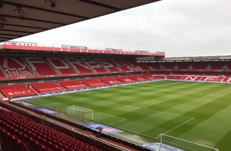 Quang cảnh sân vận động The City Ground nhìn từ một góc khán đài, cho thấy hàng ghế và sân cỏ