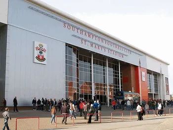 Quang cảnh toàn cảnh sân St. Mary's, sân nhà hiện đại của Southampton từ trên cao với kiến trúc hình bát