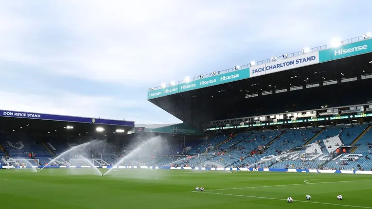 Sân cỏ Elland Road đang được tưới nước, chuẩn bị cho trận đấu sắp tới