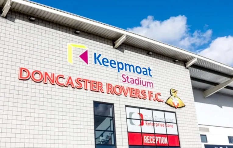 Sân Eco-Power Stadium khi còn mang tên Keepmoat Stadium, ghi dấu ấn lịch sử phát triển của sân nhà Doncaster Rovers