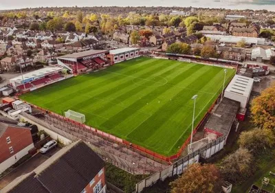 Sân J Davidson Altrincham FC nhìn từ trên cao, toát lên vẻ bình yên của một sân bóng hạng dưới Anh quốc