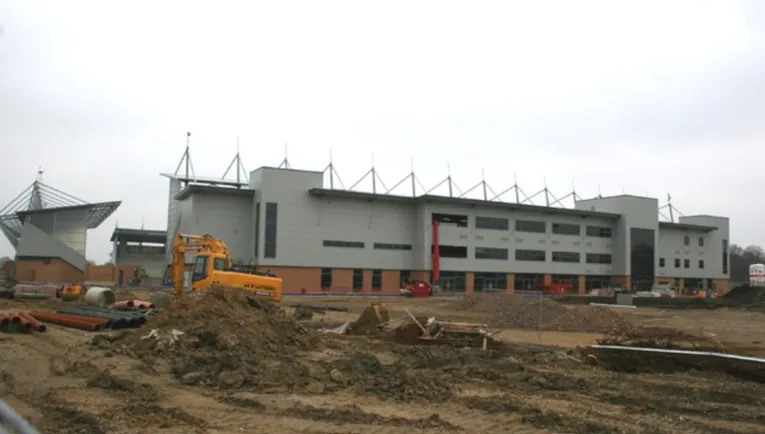 Sân JobServe Community Stadium đang trong quá trình xây dựng năm 2008