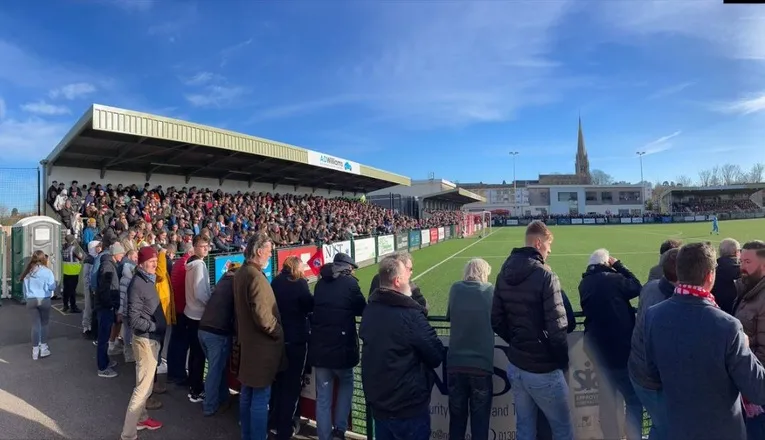 Sân Meadowbank nhộn nhịp trong ngày thi đấu của Dorking Wanderers